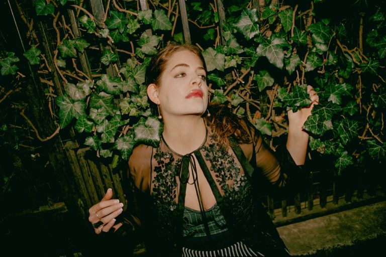 Lorde’s Sister Indy Yelich Says Having a Famous Sibling Has Been a ‘Devil on My Shoulder’ for Years — But She’s Letting It All Go on Her New EP